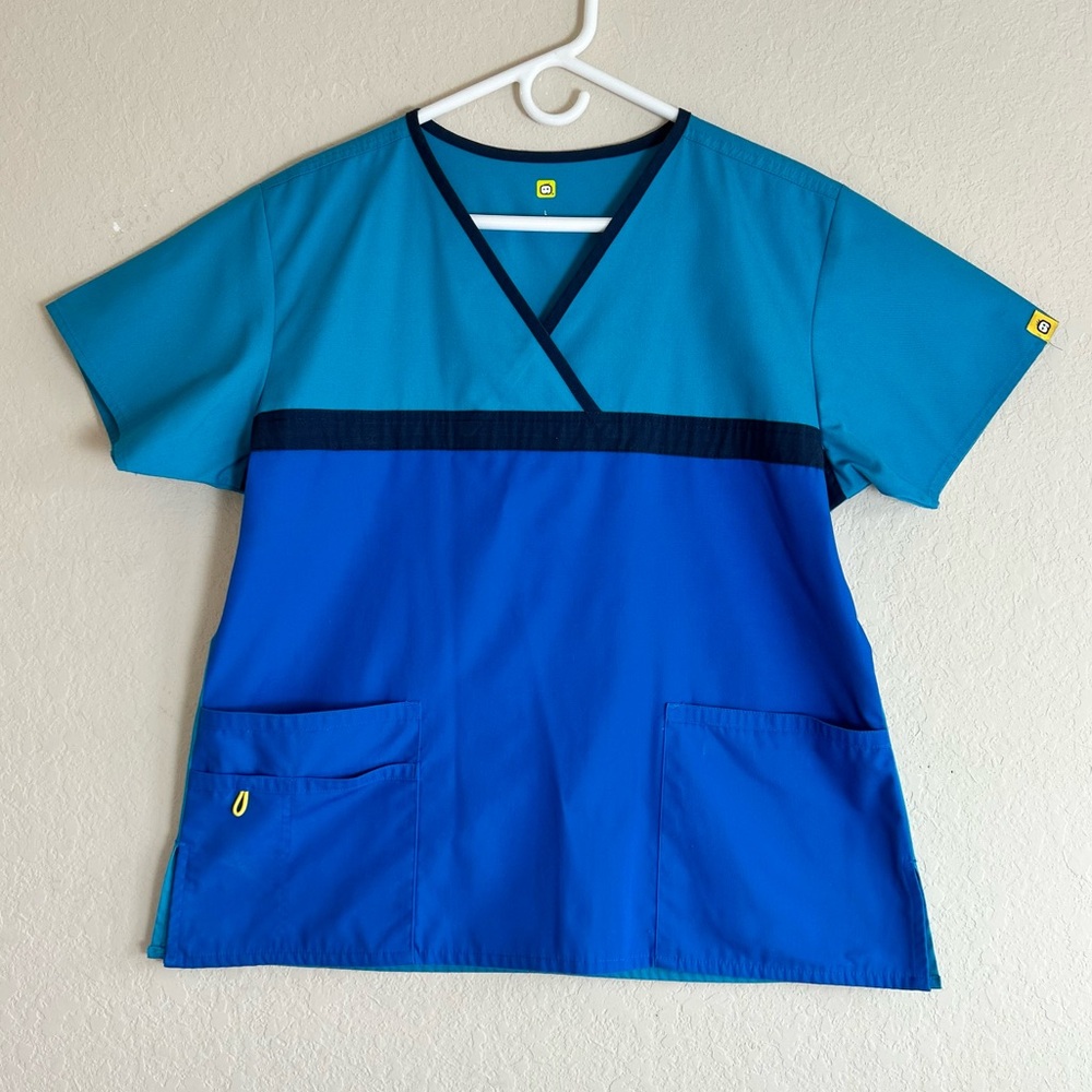 Spread Some Cheer Scrub Top Size L Blue Teal Colorblock V-Neck Medical Uniform